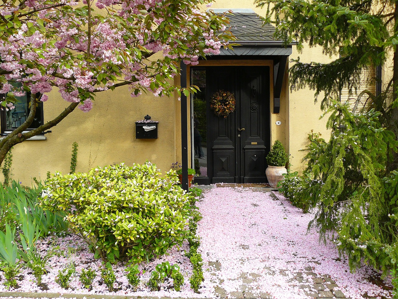 Tips To Make Over Your Front Door For A Grand Entrance