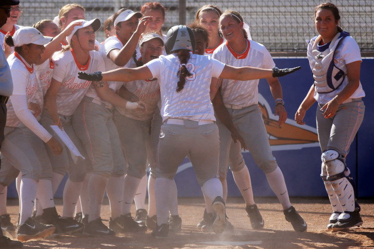 Lady Roadrunners Split With Trinity Valley