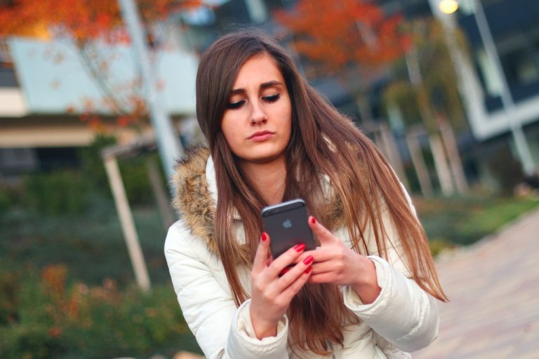 How to Use Your Smartphone to Save Time and Money this Back-to-School Season