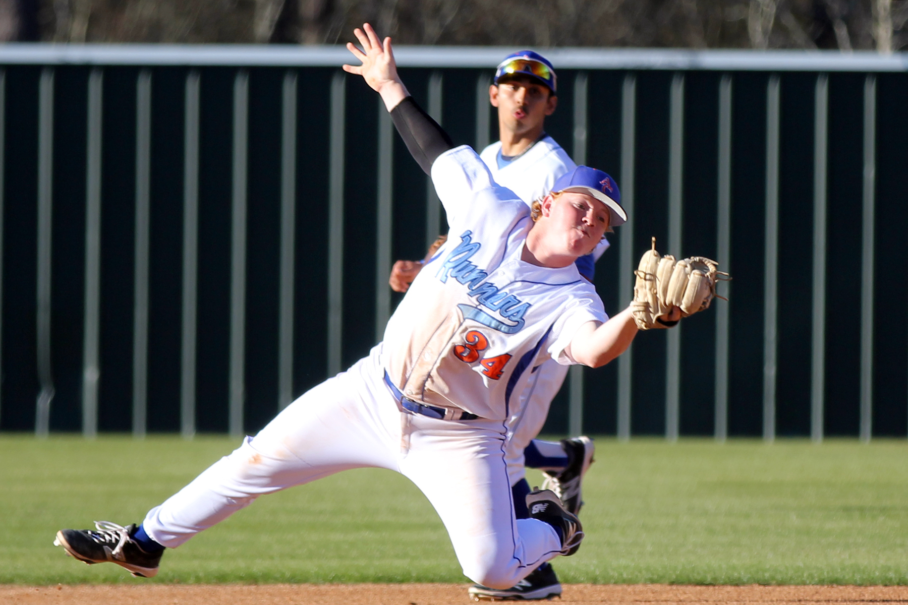 No.16 McLennan Sweeps Roadrunners  Highlanders Use Long Ball to Overpower AC
