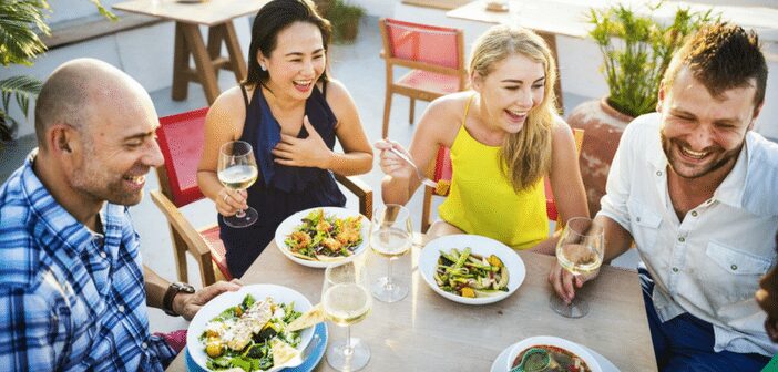 The Ultimate Summer Dining Out Guide: 10 Tips for a Healthier You