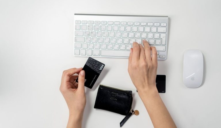 5 Tips for a Safer Digital Experience This Holiday Shopping Season