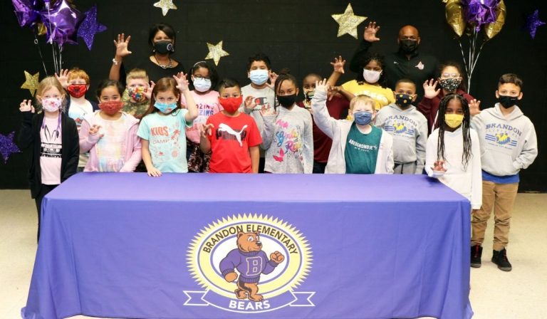 Bearing Down – Roadrunner Men’s Basketball Sponsors Elementary Class for Event