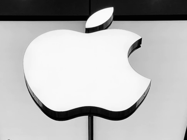 Why Almost Everyone is Using The iPhone in Today’s Culture