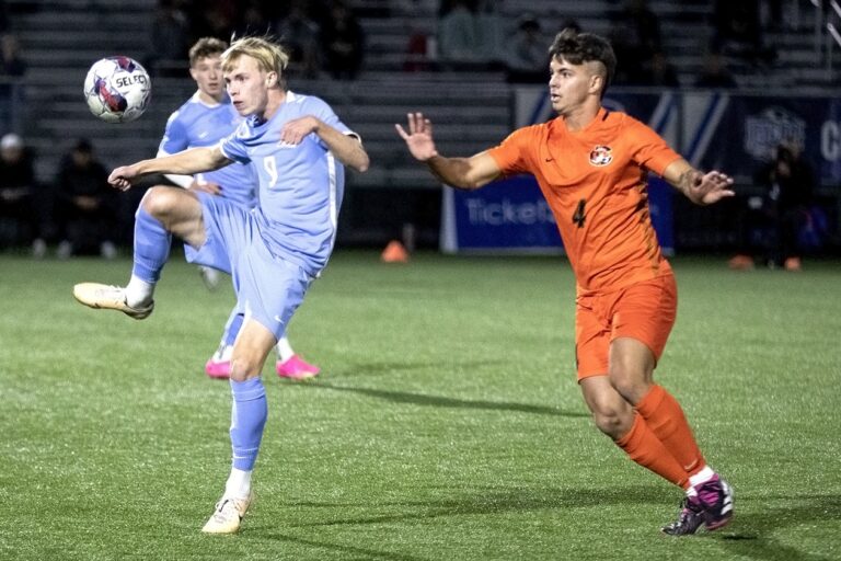 Roadrunners Fall in Tournament Opener